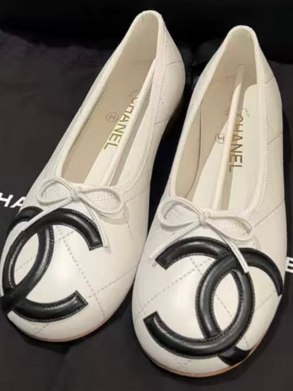 CHANEL White Quilted Leather Bow Ballet Flats